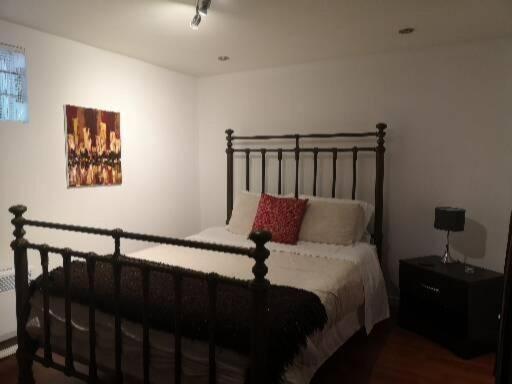 Comfortable 2-bedroom, Private Kitchen And Bathroom Apartment *